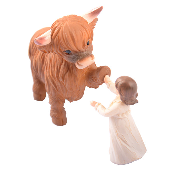 Highland Cow Gifts for Women: Highland Cow Decor Outdoor Garden Statue, Scottish Highland Cow Figurine Lifelike Highlander Cow Ornaments for Bathroom Office Desk Kitchen Decoration Highland Cows