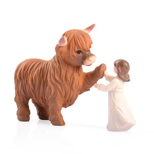 Highland Cow Gifts for Women: Highland Cow Decor Outdoor Garden Statue, Scottish Highland Cow Figurine Lifelike Highlander Cow Ornaments for Bathroom Office Desk Kitchen Decoration Highland Cows