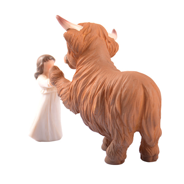 Highland Cow Gifts for Women: Highland Cow Decor Outdoor Garden Statue, Scottish Highland Cow Figurine Lifelike Highlander Cow Ornaments for Bathroom Office Desk Kitchen Decoration Highland Cows