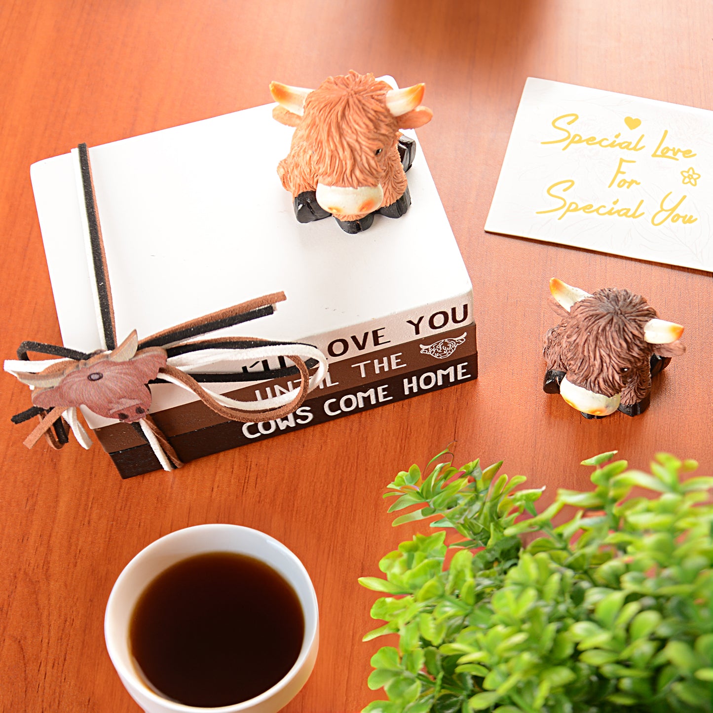 Highland Cow Decor Highland Cow Figurine Brown Scottish Highland Cow, Lifelike Highland Cow Statue Ornament Gifts for Cow Lover Cow Decoration Bathroom Office Nursery Desk